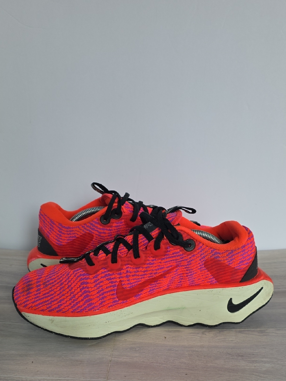 Nike Womens Motiva Walking Comfort Shoes – Vibrant Crimson Orange/Purple Knit 9 - Picture 4 of 11
